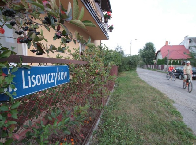 W Kielcach są ulice z błędami ortograficznymi. W papierach widnieje ulica "Lisowszczyków” i do niedawna były tabliczki z takim błędem, ale już je wymieniono i zawierają prawidłową nazwę "Lisowczyków”.