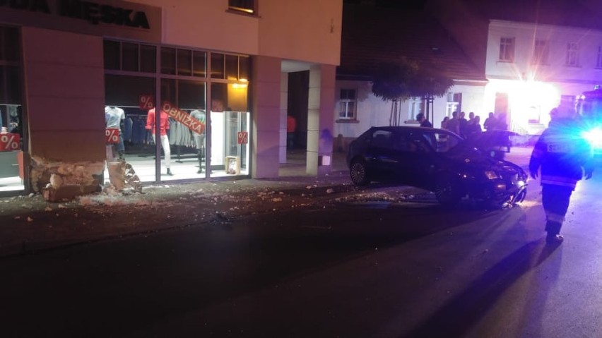 Nocny wypadek w Zbąszyniu. Auto uderzyło w sklep! [NOWE INFORMACJE i ZDJĘCIA]