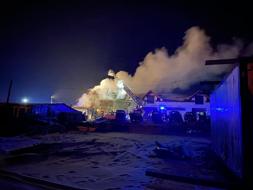 Groźny pożar szalał dziś w nocy na Dolnym Śląsku. Ogień gasiło aż 11 zastępów straży pożarnej