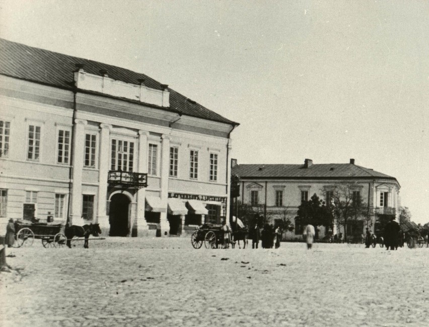 "Na placyku św. Tekli, który w międzyczasie stał się...