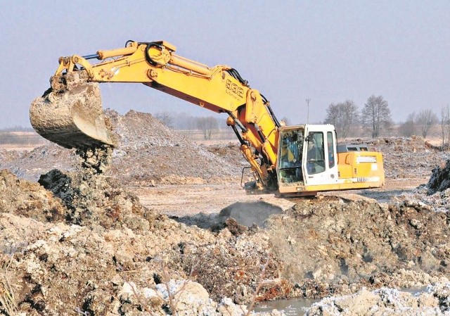 Widok koparki, drążącej staw przy kilkunastostopniowym mrozie, dziwił mieszkańców Woli Makowskiej