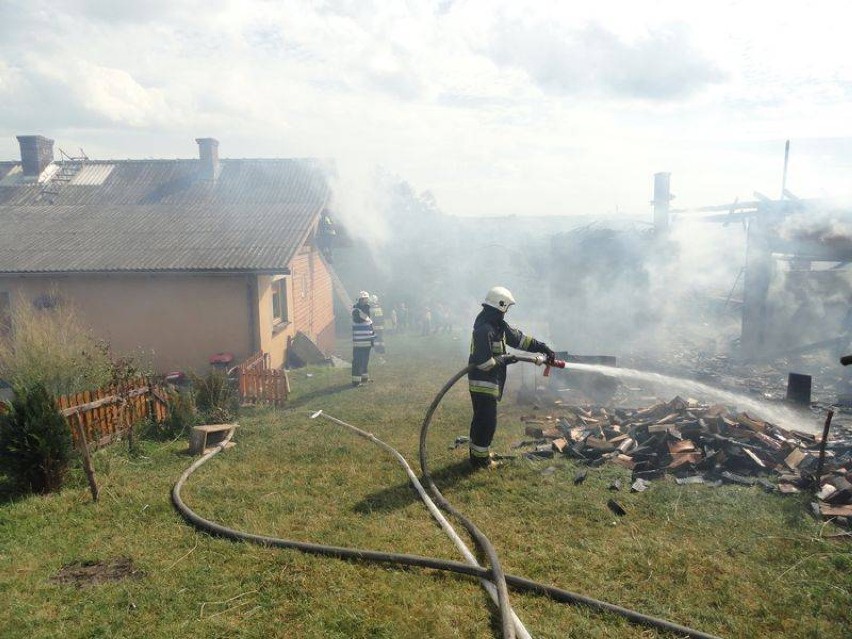 Strażacy uratowali dom w Janczowej. Stodoła spłonęła