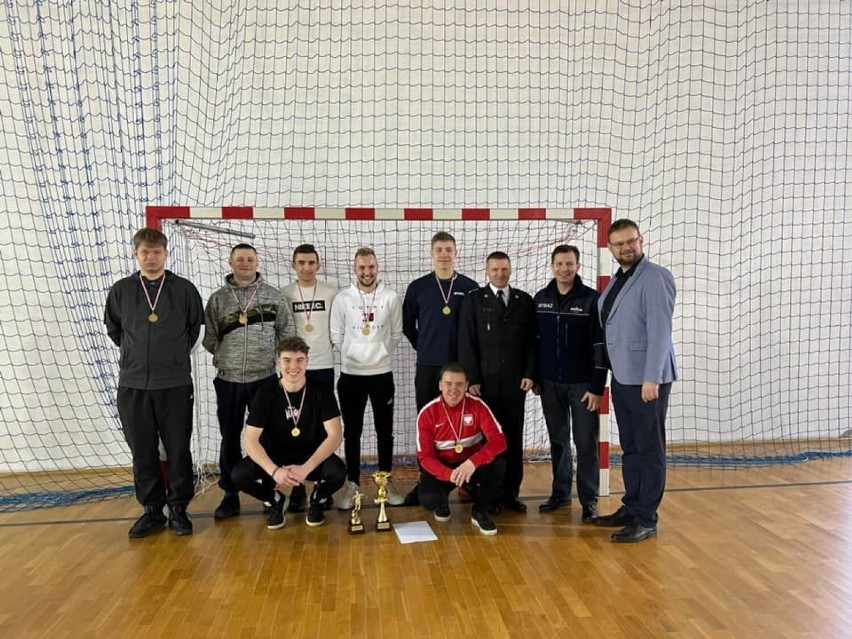 Strażacy z OSP Połczyno wygrywają powiatowe eliminacje turnieju strażackiej halówki. W Leśniewie druhowie mają też tytuł króla strzelców