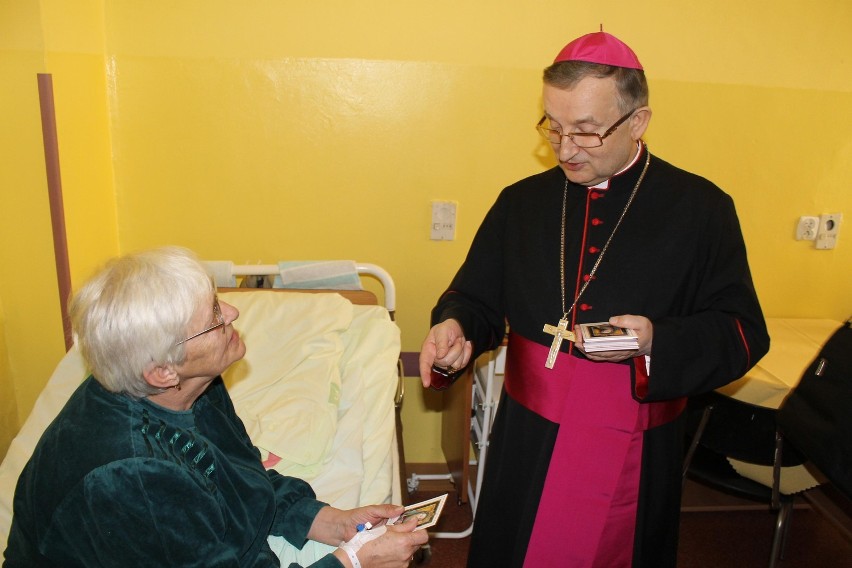 Biskup odwiedził pacjentów i poświęcił blok