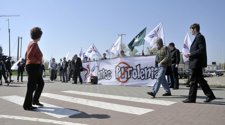 Gdańsk, Gdynia: Pikieta przed skarbówkami. PalPITacja 2012 - spalili pity w ramach protestu
