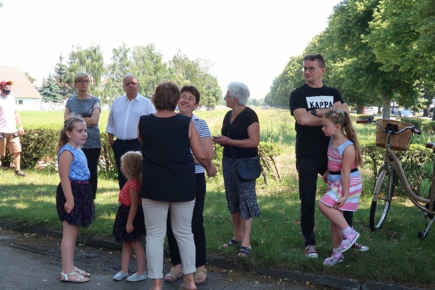 Strzyżewice. Na cokole stanęła nowa figura Matki Boskiej. Sfinansowano ją ze zbiórki prowadzonej wśród mieszkańców [ZDJĘCIA]