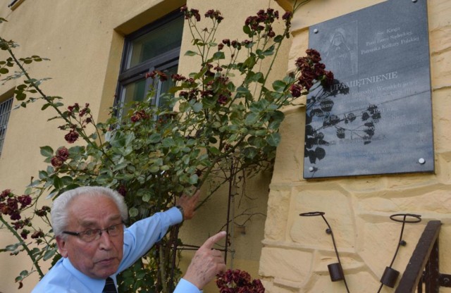 Edward Wójcik wskazuje na tablicę upamiętniającą budowę szkoły (lata 1910-1912), którą ufundowało Towarzystwo "Zakład Błogosławionej Kunegundy". - To własność ludzi, czyli gminy, nie starostwa - uważa