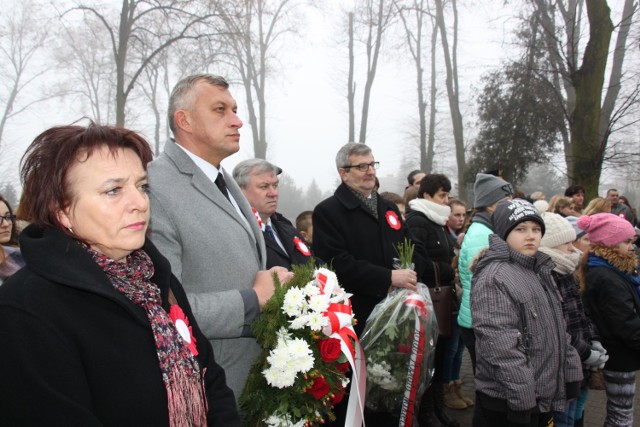 W powiecie nakielskim rocznice powstania wlkp. obchodzone są  bardzo uroczyści, bo wielu mieszkańców  tych ziem walczyło  w powstańczych szeregach. Ostatnie w powiecie , gminne uroczystości z okazji 98. rocznicy zrywu  odbyły się  w Sadkach. Mszę św. w intencji poległych odprawił miejscowy proboszcz ks.  Krzysztof Wiśniewski.  Na cmentarzu odczytano apel poległych i złożono kwiaty na mogiłach Władysława, Jana i  Kazimierza Susałów, Floriana Kmieciaka, Stanisława Knioły i ks.  dziekana Ludwika Robowskiego.  Na część artystyczną zaproszono mieszkańców do sali widowiskowej. W Kcyni  spotkanie poświęcone powstaniu wlkp. odbyło się w centrum kultury z inicjatywy  Piotra Dąbrowskiego. Prezentowano mundury i film poświęcony  gminnym obchodom rocznicy powstania. Prof. Marek Chamot z Bydgoszczy przypomniał postać  gen. Stanisława Taczaka, jednego z dowódców. 

Na zdjęciue: Gminne uroczystości w Sadkach  rozpoczęła msza św. i złożenie kwiatów na powstańczych mogiłach.