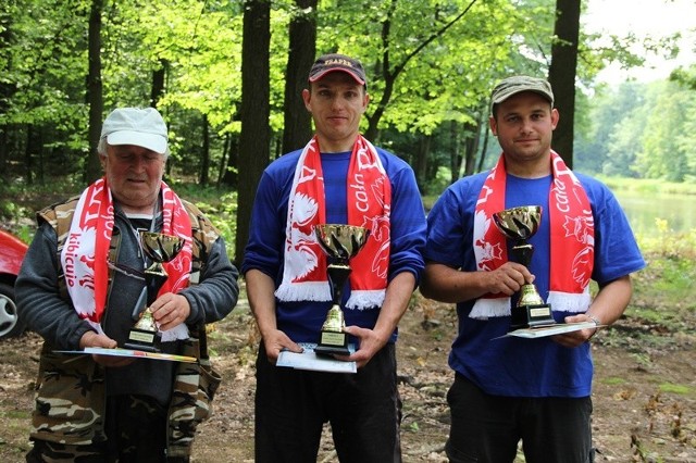 Stoją od lewej: Jerzy Knapczyk (miejsce III), Grzegorz Matura (miejsce I) i Damian Dyjak (miejsce II).