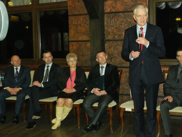 Od lewej: Jan Puchała, Michał Cieślak, Anna Jóźwik i Jarosław Gowin podczas spotkania w Ostrowcu Świętokrzyskim.