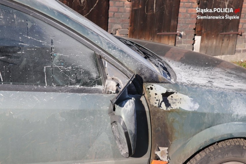 Siemianowice Ślaskie: Na ulicy uderzali kamieniami i kijami w samochód, a potem go podpalili.