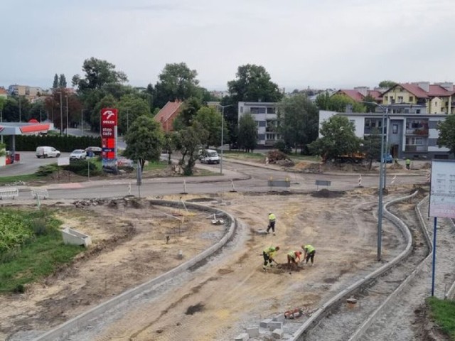 Trwa realizacja największej w 2023 roku inwestycji drogowej wykonywanej przez powiat pleszewski, czyli modernizacja ulicy Armii Poznań. Prace są na ostatniej prostej. Jeśli pogoda pozwoli, w przyszłym tygodniu będzie wylewana masa asfaltowa