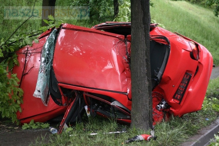 Poważny wypadek w Toruniu. Dziewczyna i chłopak są ranni. Zdjęcia i film