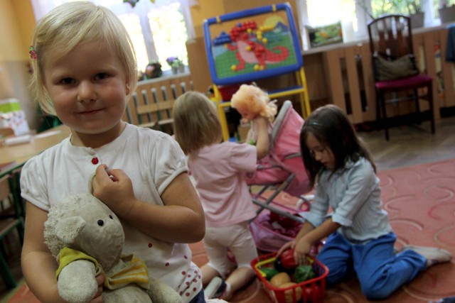 Przedszkolaki finansami się nie przejmują. Bawią się w najlepsze, kiedy ich rodzice skrupulatnie liczą wykupione godziny