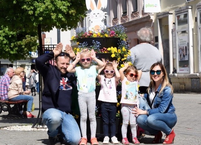 Sobota, 20 kwietnia, przywitała mieszkańców Zielonej Góry pięknym słońcem. Termometry wskazują ponad 20 stopni Celsjusza. Jest przyjemnie i niemal bezwietrznie. Nic więc dziwnego, że ludzie tak chętnie spacerują po Starym Rynku. Niektórzy już nawet świętują dyngusa. Tu życie toczy się swoim własnym, nieco leniwym tempem. Zobaczcie, co dzieje się w sercu miasta. :)

Zobacz również: Zielona Góra. Świnka Iwonka na zielonogórskim deptaku


