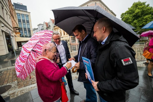 Po rezygnacji Małgorzaty Kidawy-Błońskiej  z kandydatury w wyborach Zarząd Krajowy Platformy Obywatelskiej zarekomendował jako kandydata prezydenta Warszawy Rafała Trzaskowskiego. Jednak by mógł zostać zarejestrowany, musi zdobyć 100 tysięcy podpisów poparcia. Czasu jest coraz mniej. Ostateczny termin to środa, 10 czerwca. Mobilizacja nastąpiła w całym kraju, także w Bydgoszczy.