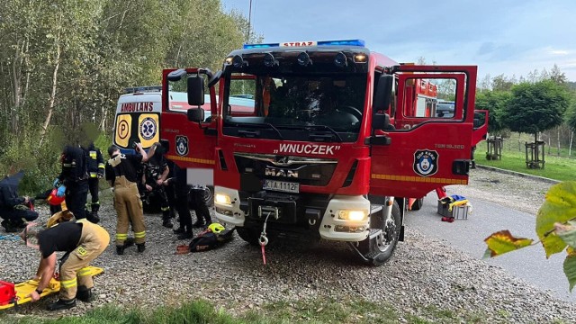 Strażacy z Ciężkowic oraz z posterunku PSP w Siedliskach pomogli przetransportować poszkodowanego ze Skamieniałego Miasta do karetki