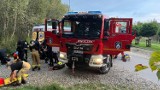 Skomplikowana akcja strażaków i pogotowia w Skamieniałym Mieście w Ciężkowicach. Ewakuowali poszkodowanego ze Skałki z Krzyżem do karetki