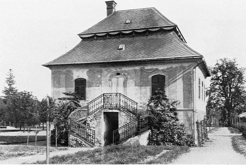 Oficyna dworska przy pałacu w Bożkowie. Rok 1910