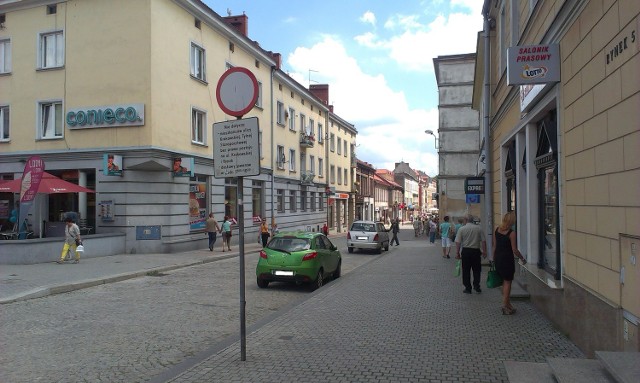 Zaparkowane na ulicy Krakowskiej samochody. Srebrny samochód miał za szybą tabliczkę z informacją, że auto jest wykorzystywane przez osobę niepełnosprawną. Zielony już nie. Zdjęcie z 18 lipca z około godz. 12.50.