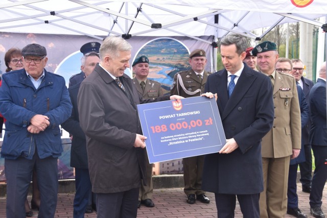 Goszczący w Wojniczu wiceminister MON Marcin Ociepa przekazał symboliczny czek na wykonanie strzelnicy w ZSLiT. Uczniowie klas wojskowych zademonstrowali pokaz musztry i działań bojowych