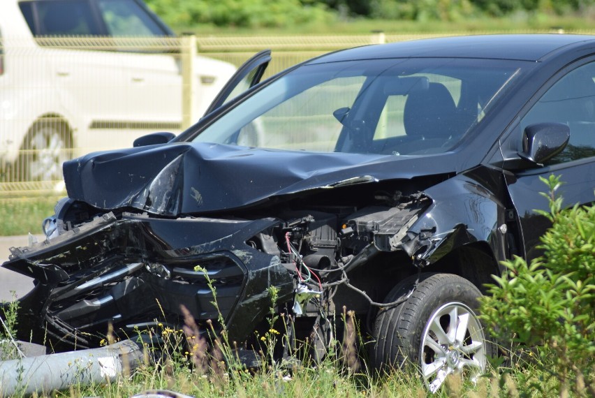 Poważny wypadek na ul. Pileckiego. Kierowca uderzył w latarnię. Jego stan był ciężki