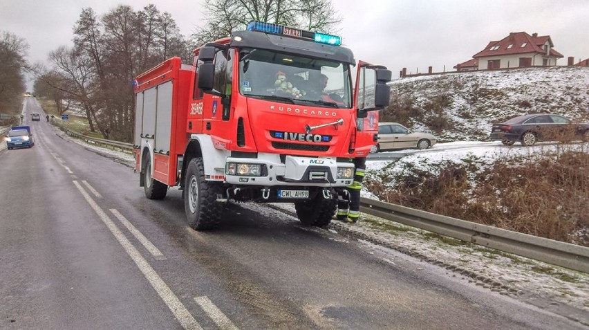 Groźny wypadek w powiecie lipnowskim. Kierowca tira wjechał do rowu [zdjęcia]