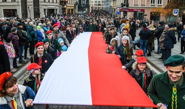 Tak Bydgoszczanie świętowali 11 listopada. W 101. rocznicę odzyskania niepodległości odbył się marsz - mieszkańcy z biało-czerwonymi flagami przeszli ze Starego Rynku na Plac Wolności. Więcej zdjęć w galerii.
