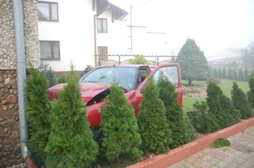 Wypadek w Nowej Wsi Zbąskiej. Wjechał w dom i uciekł