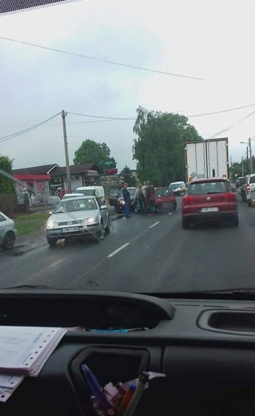 Dwa samochody zderzyły się na ulicy Jastrzębskiej w...