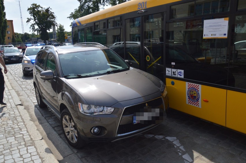 Jedna kolizja - dwa mandaty. Zderzenie autobusu i osobówki [ZDJĘCIA]