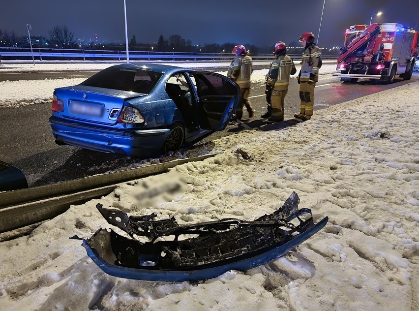 22-latek roztrzaskał BMW na obwodnicy Przemyśla. Stracił panowanie nad autem i uderzył w bariery [ZDJĘCIA]