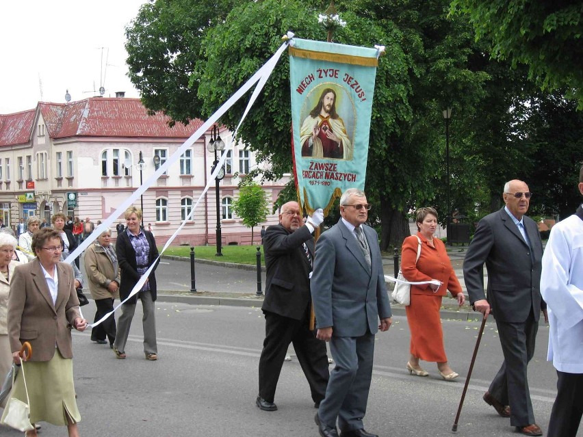 Tłumy człuchowian przeszły ulicami miasta w procesji Bożego Ciała w parafii pw. św. Jakuba Apostoła