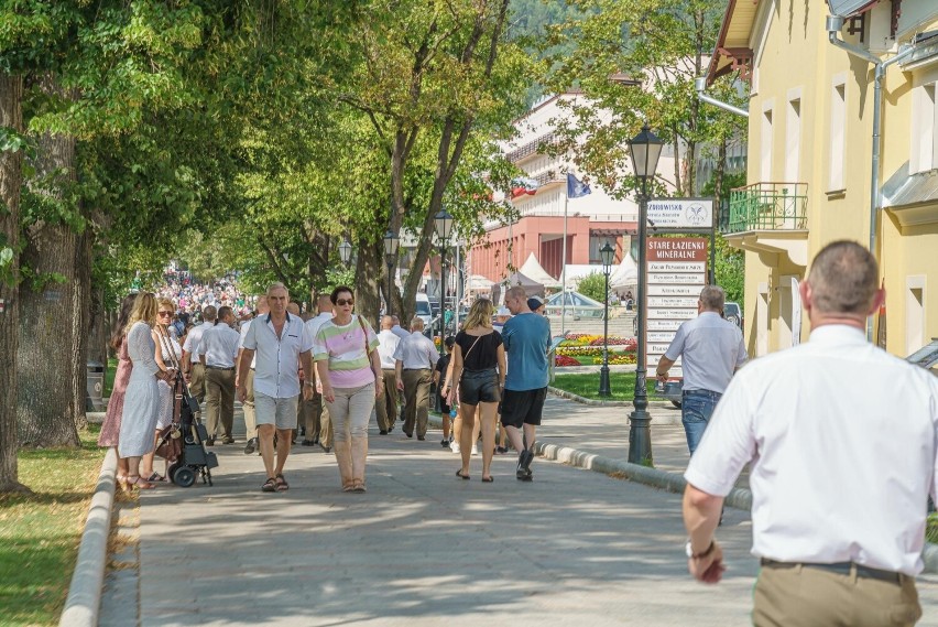 Centrum krynickiego uzdrowiska to nie miejsce do opalania? Internauci przeciwni półnagim turystom opalającym się na leżakach przy deptaku