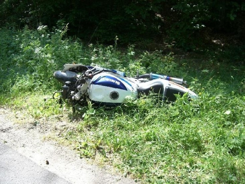 23-letni motocyklista nie wyrobił na łuku drogi i uderzył w...