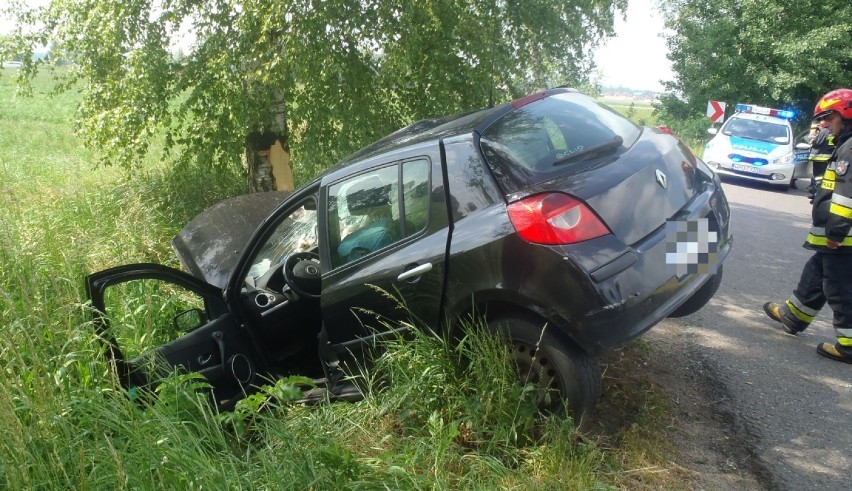 Gorzupia: Auto wypadło z drogi i uderzyło w drzewo