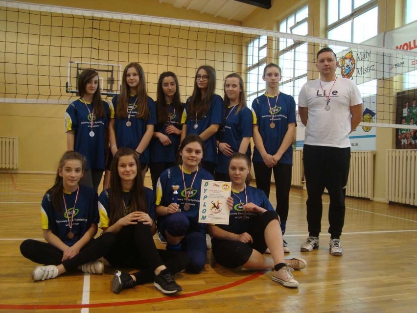 Siatkarki ze Szkoły Podstawowej nr 2 bezkonkurencyjne w finale mistrzostw powiatu wieluńskiego