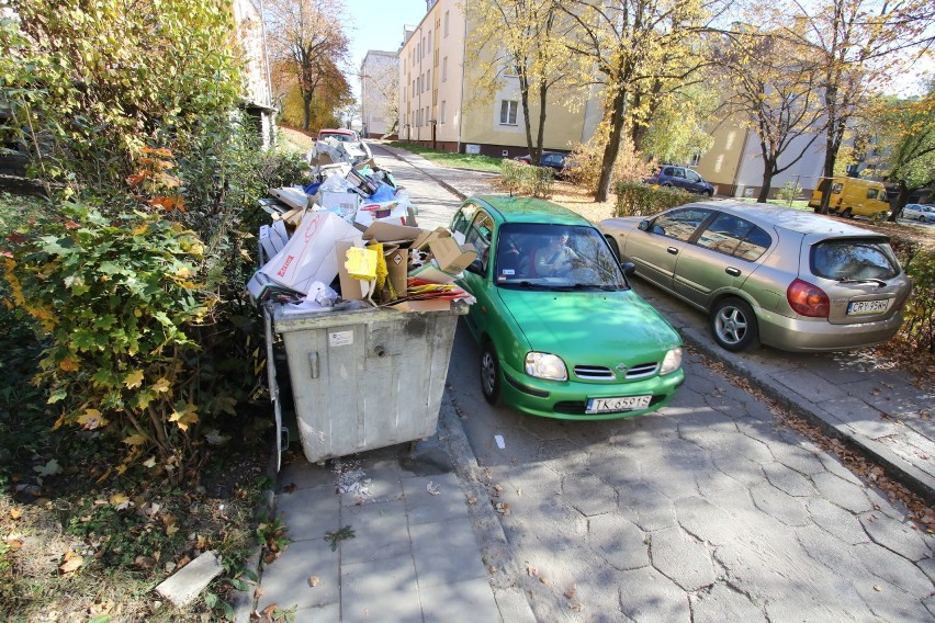 Na ulicy Bema z pojemników często wysypują się śmieci, co...