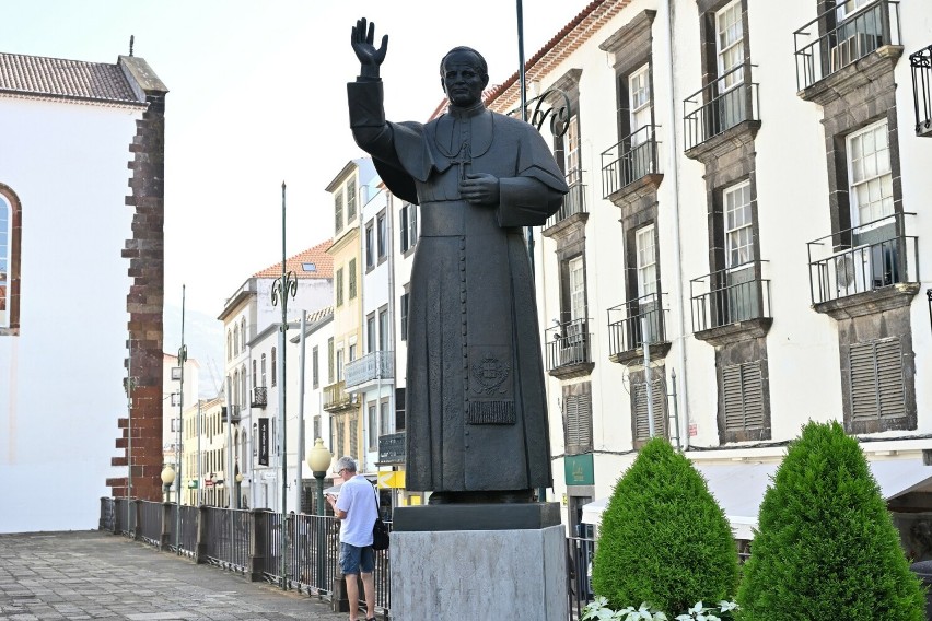 Polscy turyści w centrum Funchal odnajdą monumentalną postać...