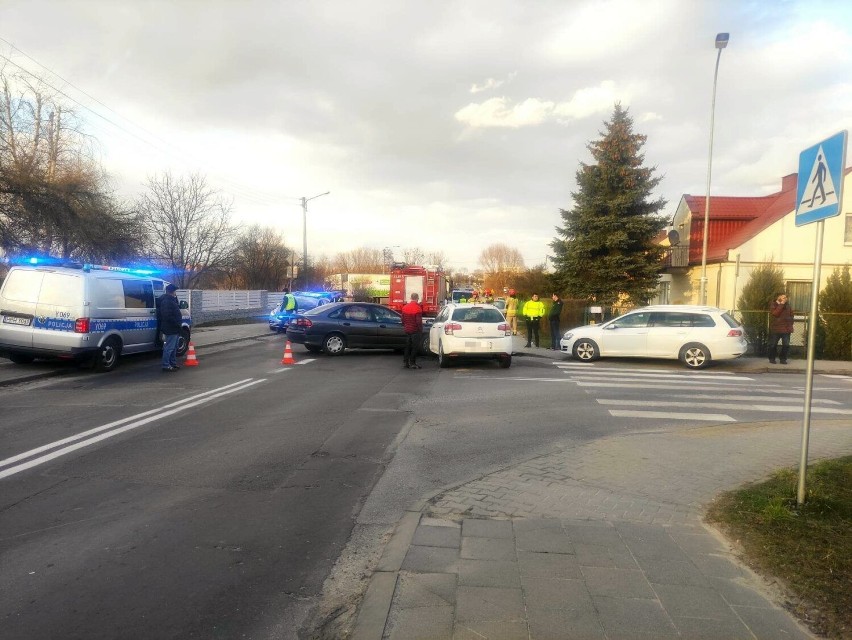 Wypadek w Radomiu. Trzy samochody osobowe zderzyły się na rogu ulic Starokrakowska i Młyńska. Trzy osoby zostały ranne