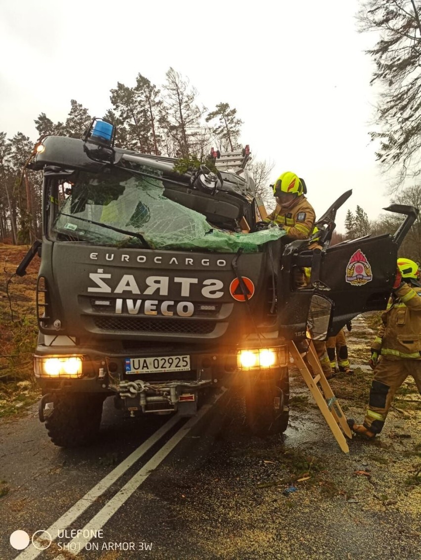 Padające drzewo uszkodziło wóz wojskowej straży pożarnej