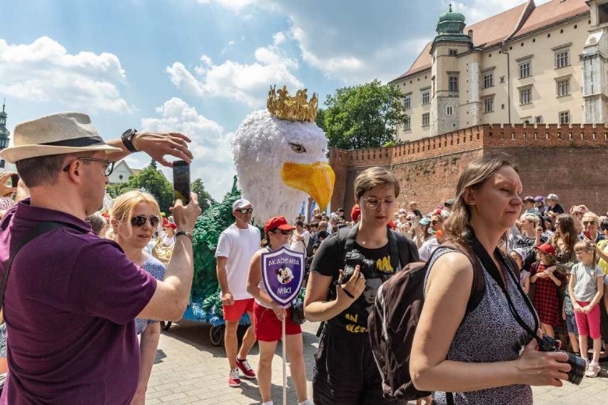 Wielka Parada Smoków powróciła! Smoki miast, katedr i zamków przeszły ulicami Krakowa [ZDJĘCIA]
