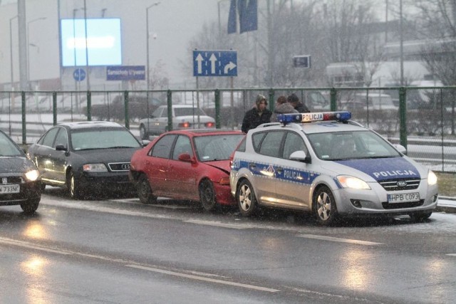 Na miejsce wezwane zostało pogotowie, ale nikt z uczestników kolizji nie odniósł poważnych obrażeń.