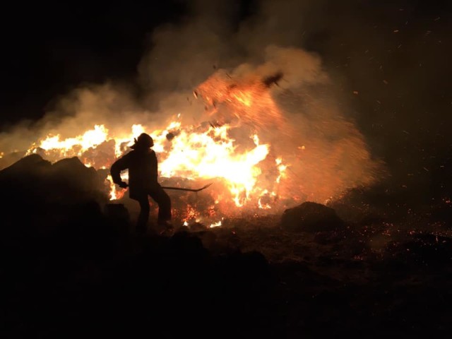 Znów pożar sterty siana w powiecie nyskim. Strażacy mogli tylko pilnować ognia.