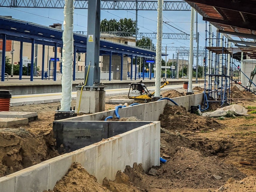 Nowy peron i przejście podziemne przy PKP w Lesznie