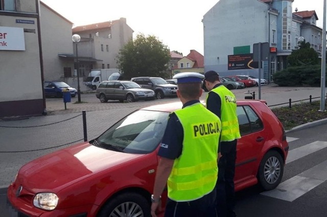 Krośnieńska drogówka w poniedziałek, 12 sierpnia, z samego rana zorganizowała działania „Trzeźwy kierowca”. Dwie osoby jednak dalej nie pojechały...

Policjanci z krośnieńskiej drogówki z samego rana pojawili się na głównym rondzie w Gubinie i rozpoczęli kontrolę trzeźwości. Po chwili w alkomat dmuchał kierowca forda ka. 55-latek był "skacowany". Wydmuchał 0,2 promila alkoholu. Za wykroczenie odpowie przed sądem.

Znacznie surowsza kara czeka 45-latka, który do kontroli podjechał volkswagenem golfem. Mężczyzna wydmuchał ponad pół promila, co jest już przestępstwem. Grozi mu za to kara do dwóch lat więzienia, zakaz prowadzenia nie krótszy niż 3 lata i grzywna nie niższa niż 5 tys. zł.

Krośnieńska drogówka akcję „Trzeźwy kierowca” prowadzi systematycznie kilka razy w tygodniu w różnych miejscach. – I jak pokazują wyniki, widać, że takie działania cały czas są potrzebne i uzasadnione – mówi asp. szt. Dariusz Kocur, naczelnik krośnieńskiej drogówki.

WIDEO: Wypadki w czasie wakacji. Policja stworzyła aktualizowaną mapę
