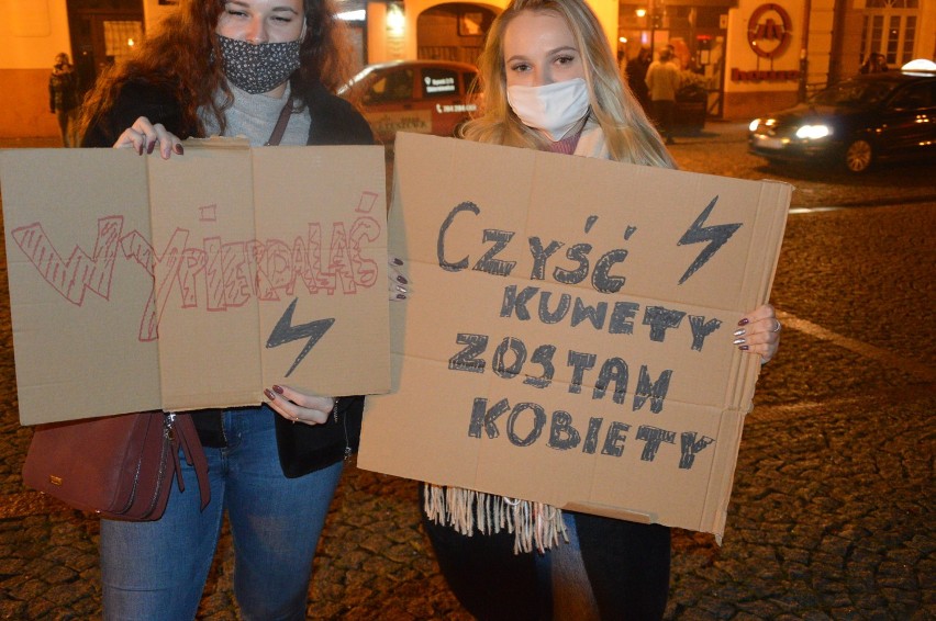 Protesty kobiet nie cichną także w Skierniewicach. Coraz więcej osób wychodzi na ulice z plakatami [ZDJĘCIA]