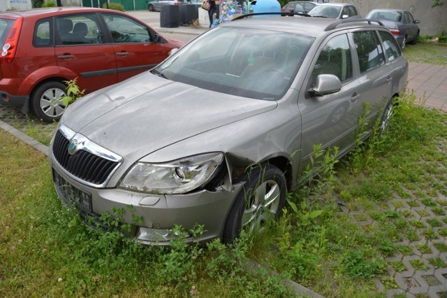 Wrak skody z automatyczną skrzynią biegów na parkingu przy dawnym kinie Ballada, otoczony chwastami