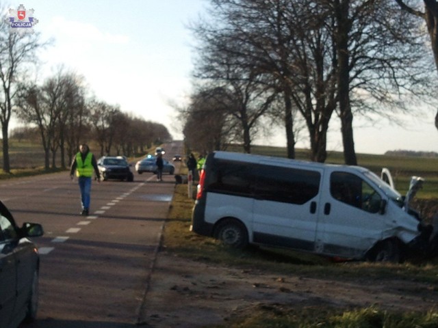 Zderzenie busa z osobówką, pięć osób w szpitalu