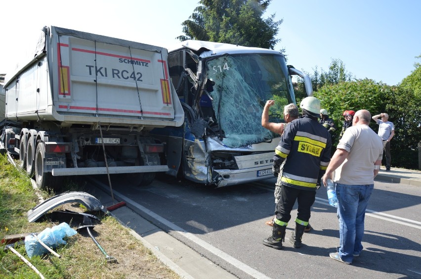 Piotrowice. Wypadek autobusu, ciężarówki i auta osobowego pod Tarnowem [ZDJĘCIA]